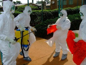 Des employés de l’OMS s’apprêtant à entrer dans l’hôpital de Kagadi dans le district de Kibale où une épidémie d’Ebola a éclaté récemment.  Photo AFP