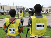 Des dossards de presse distribués le 24/11/2011 au commissariat général de la PNC à Kinshasa par  Journaliste en danger (JED). Radio Okapi/ Ph. John Bompengo